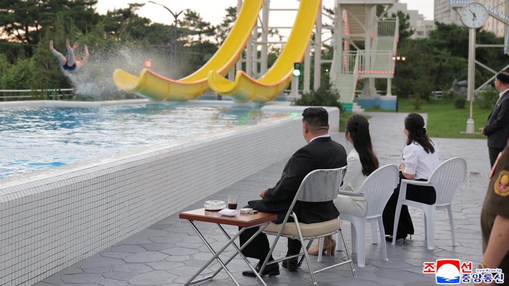 Kim Jong-un, su hija Kim Ju-ae y su mujer Ri Sol-ju durante la inauguración del resort en Wonsan.