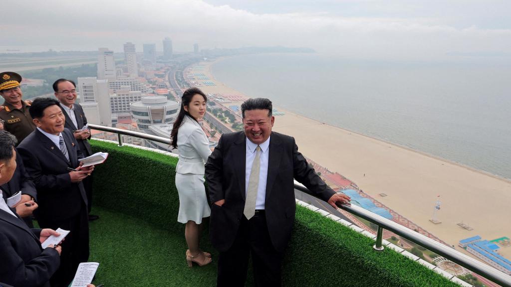 Kim Jong-un y su hija Kim Ju-ae en un rascacielos que forma parte del complejo de Kalma.