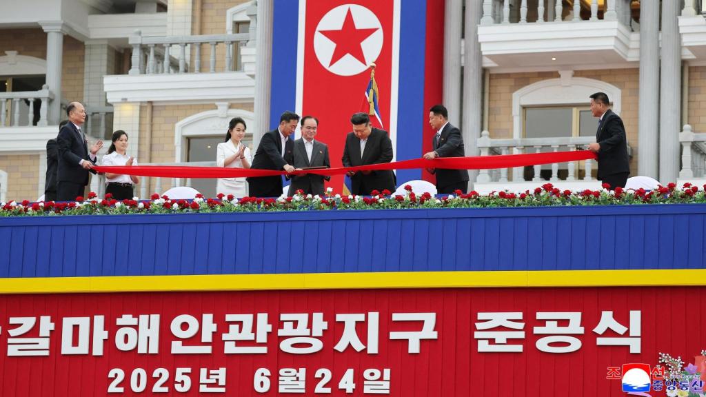 Kim Jong-un durante la inauguración del complejo turístico Wonsan Kalma.