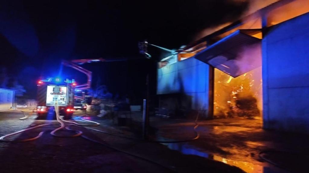 Incendio en una nave agrícola de Monfarracinos