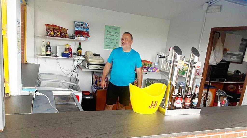 Javier posando en el Bar de la Piscina de Pozaldez