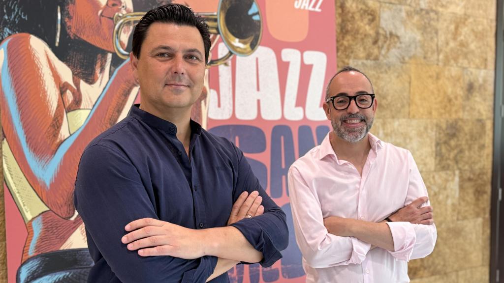 El alcalde de San Javier, José Miguel Luengo (i) y el director de los festivales de Jazz y Teatro, Música y Danza, David Martínez (d), posan para la entrevista con EL ESPAÑOL.