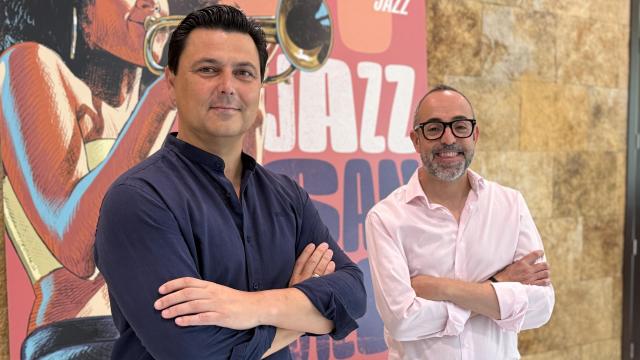 El alcalde de San Javier, José Miguel Luengo (i) y el director de los festivales de Jazz y Teatro, Música y Danza, David Martínez (d), posan para la entrevista con EL ESPAÑOL.