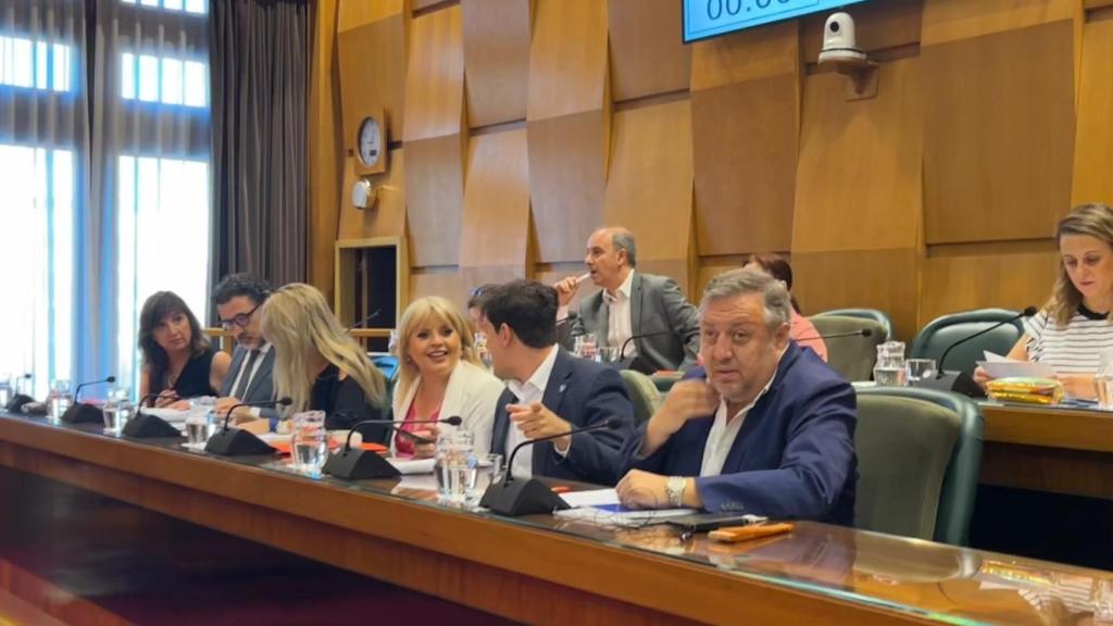 El socialista Alfonso Gómez sentado en el lado opuesto de la portavoz del PSOE, Lola Ranera.