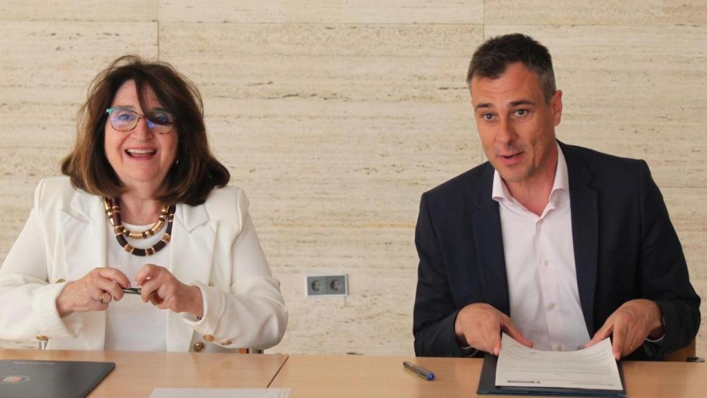Amparo Navarro y Jordi Azorín este jueves en la firma del convenio.