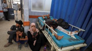 Gazatíes heridos tras un bombardeo israelí buscan refugio en el hospital de Al-Shifa, el pasado 18 de junio de 2025.