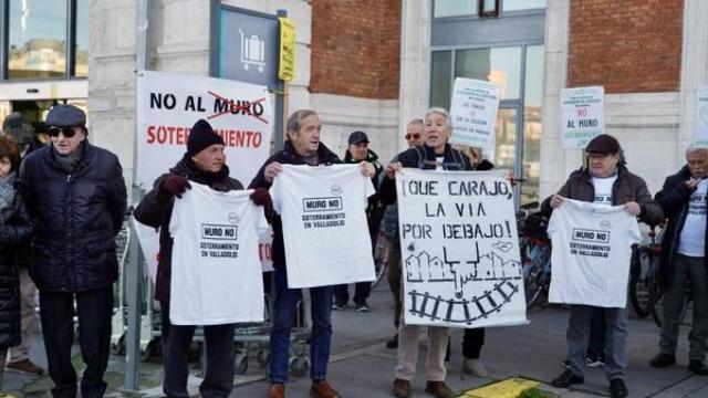 La Plataforma Por el Soterramiento de Valladolid durante una concentración