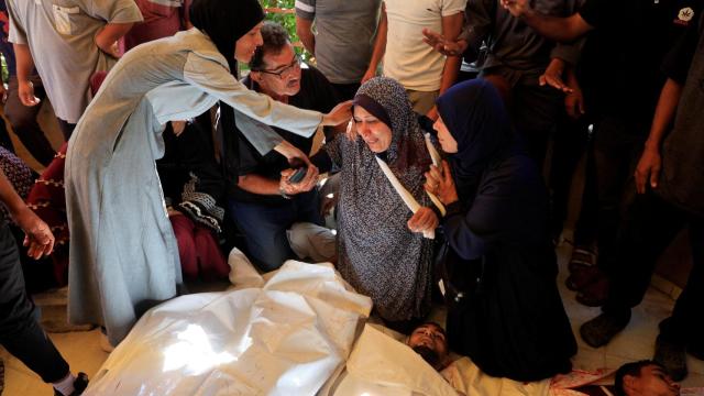 Un grupo de palestinos vela los cadáveres de varios muertos tras un ataque de Israel este jueves 26 de junio.