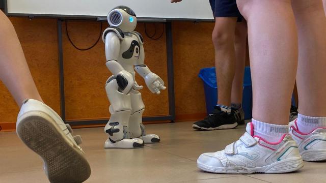 Un instante de la sesión con el robot.