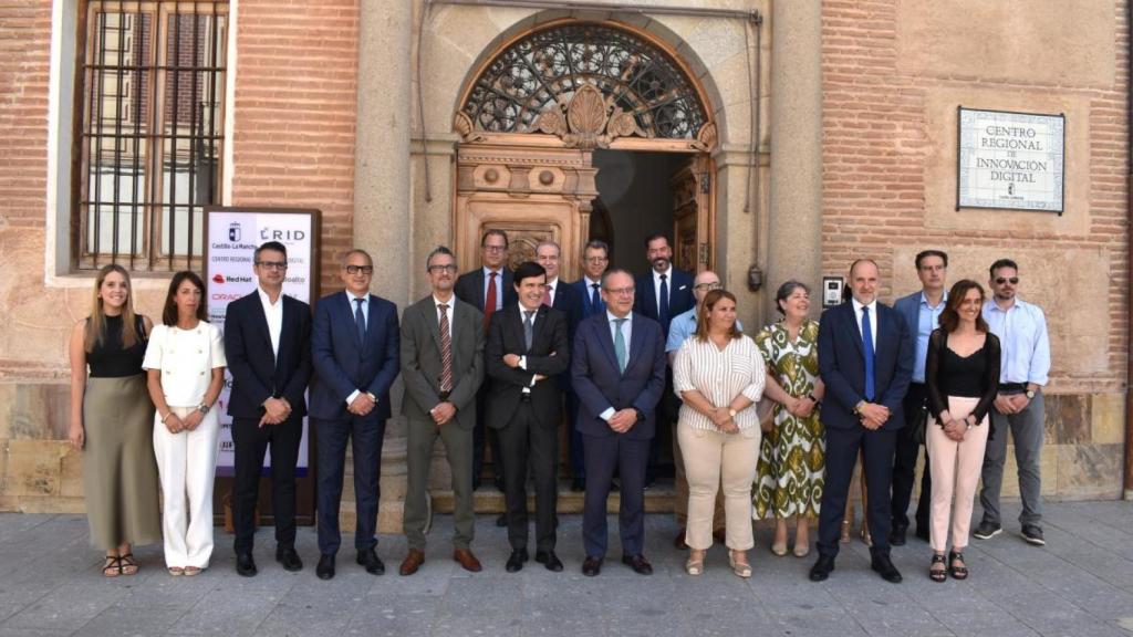 Responsables de la Junta de Castilla-La Mancha y Fujifilm, tras el acuerdo.