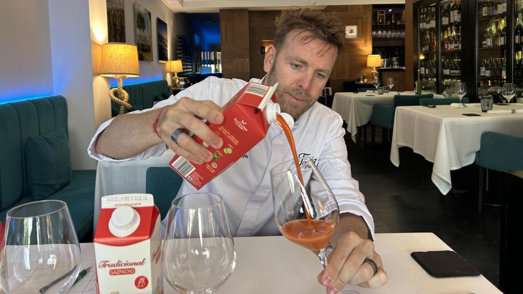 Jose Calleja sirviendo el gazpacho de Aldi.