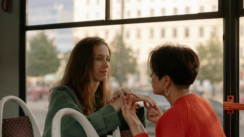 Dos jóvenes hablando entre sí en el autobús.