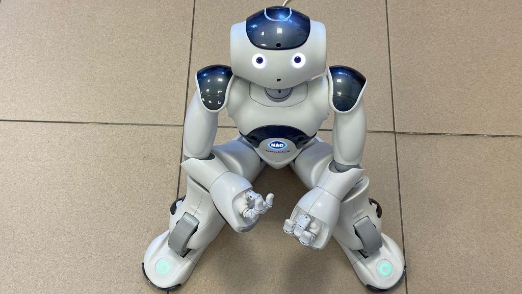 El robot Robic desarrollado por la startup madrileña Inrobics antes de empezar la sesión con los niños.