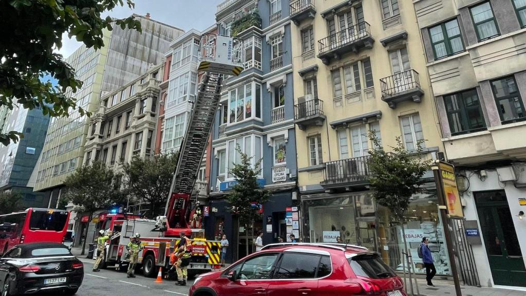 Cae un elemento de un balcón en la calle Juan Flórez de A Coruña.