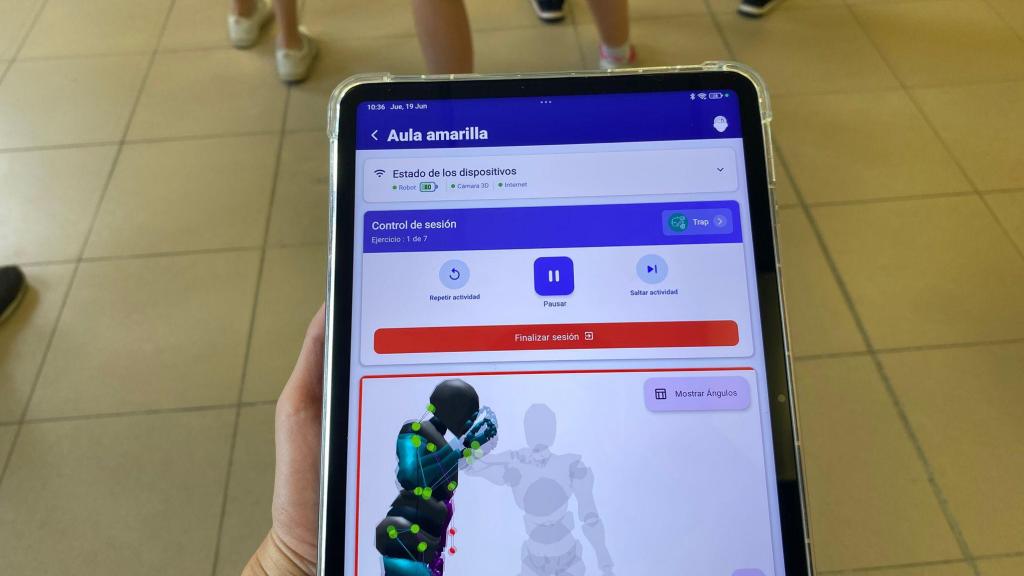 La tablet con la que se controlan los ejercicios y los movimientos del robot.