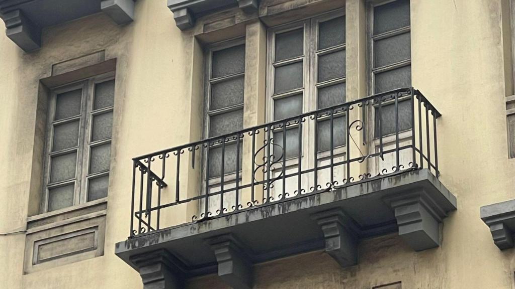 Balcón roto de la calle Juan Flórez.