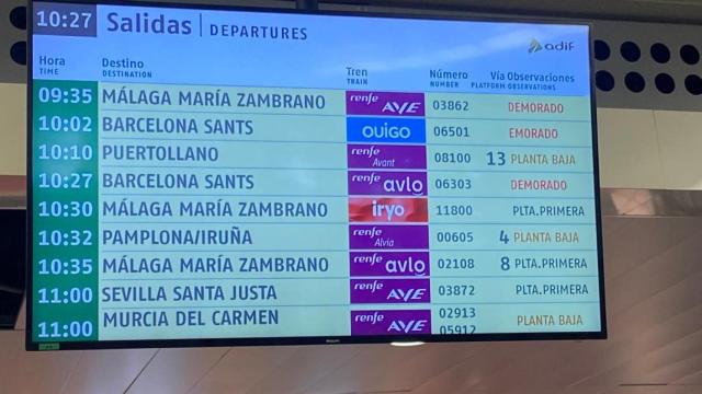 Pantalla informativa en Atocha anunciando retrasos en diferentes itinerarios este jueves.