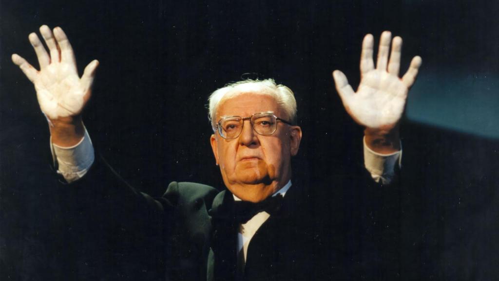 José Luis Borau, en el discurso de las 'manos blancas' en los Premios Goya de 1998. Foto: Pipo Fernández