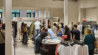 Interior de una tienda de A Coruña en el primer día de rebajas.