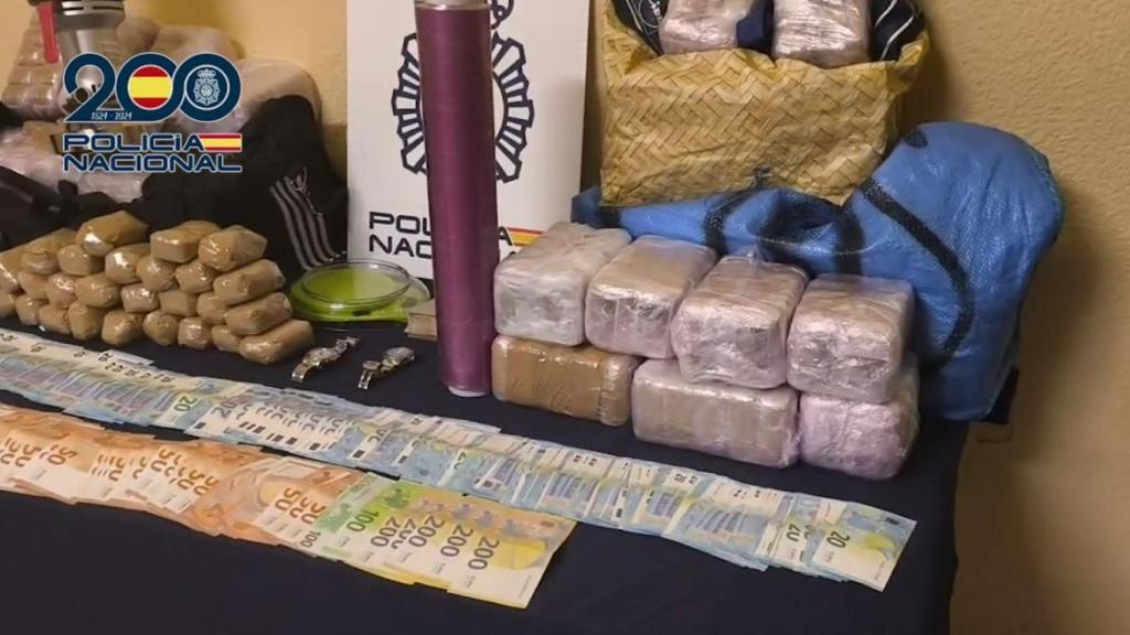 Dinero, droga y relojes incautados.