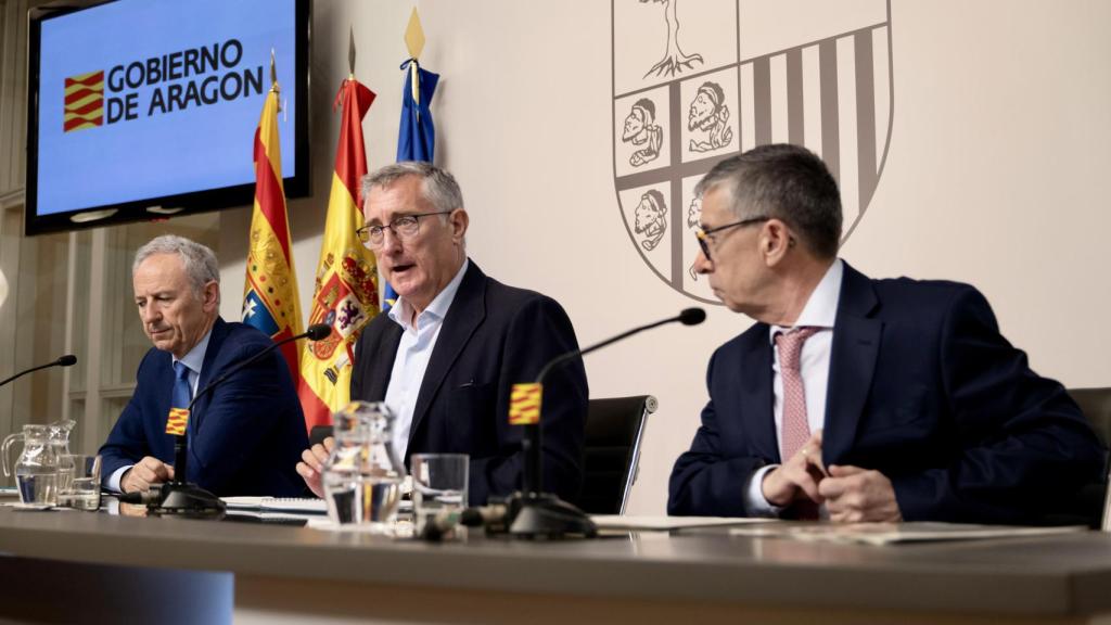 El consejero de Medio Ambiente y Turismo, Manuel Blasco; el director gerente del Instituto Aragonés del Agua, Luis Estaún; y el director general de Desarrollo Rural del Departamento de Agricultura, Ganadería y Alimentación, José Manuel Cruz, presentan las alegaciones al Plan del Ebro