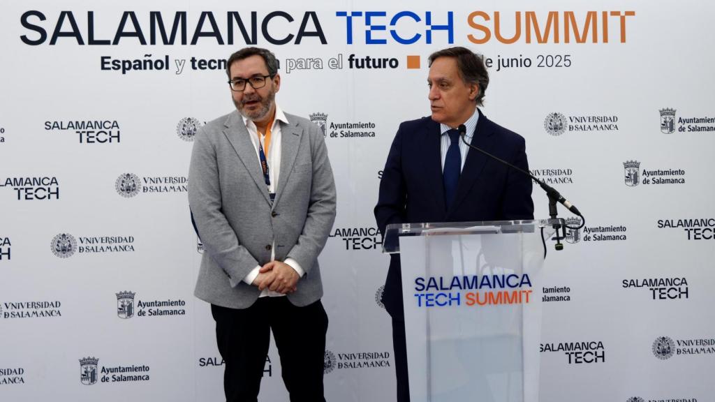 El alcalde de Salamanca, Carlos García Carbayo, y el director general de la FundaciónCotec, Jorge Barrero, presentan la adhesión del Ayuntamiento de Salamanca a la Fundación Cotec.