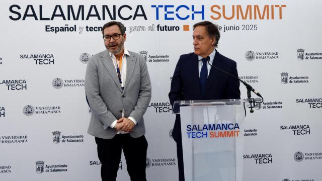 El alcalde de Salamanca, Carlos García Carbayo, y el director general de la FundaciónCotec, Jorge Barrero, presentan la adhesión del Ayuntamiento de Salamanca a la Fundación Cotec.