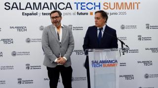 El alcalde de Salamanca, Carlos García Carbayo, y el director general de la FundaciónCotec, Jorge Barrero, presentan la adhesión del Ayuntamiento de Salamanca a la Fundación Cotec.