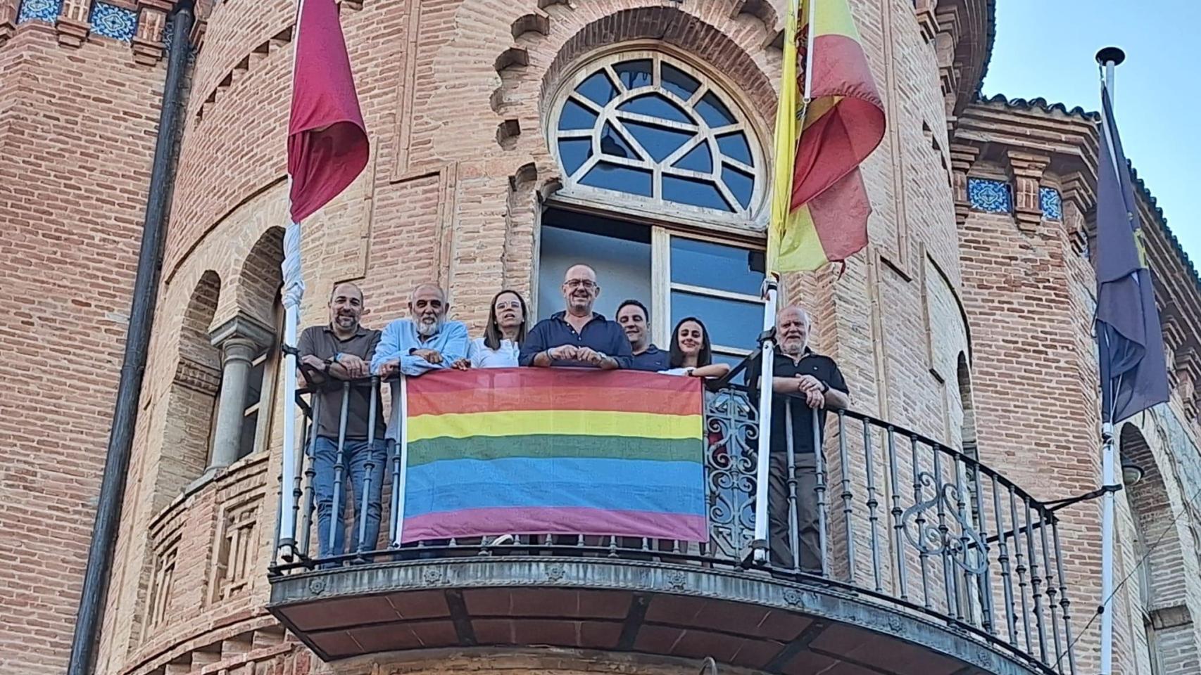 Emilio Bravo cuelga la bandera LGTBI en el Ayuntamiento de Mora