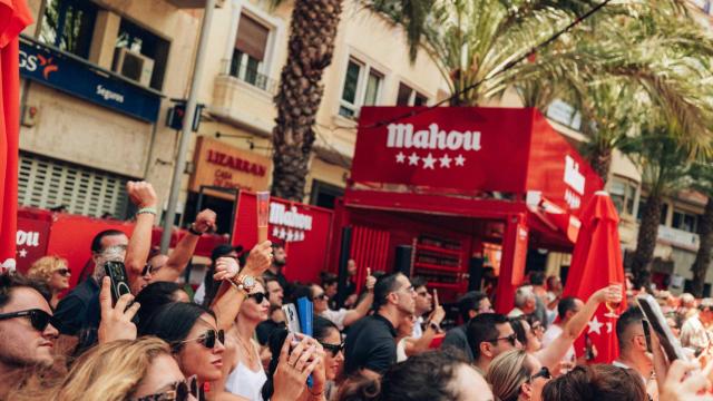 Invitados del racó de Mahou viendo la mascletà.
