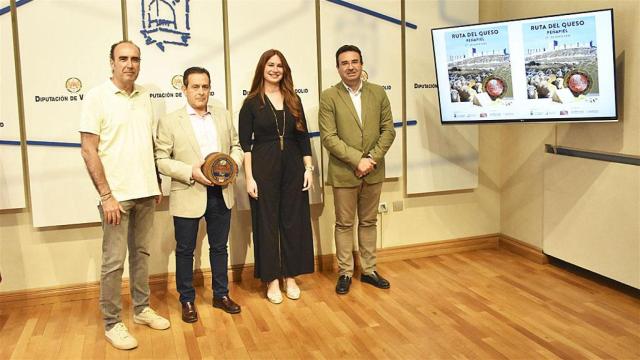 Foto de familia de presentación de la II Ruta del Queso de Peñafiel. De izquierda a derecha: Víctor Fernández, Julio Morillo, Yolanda Burgoa y Roberto Díez