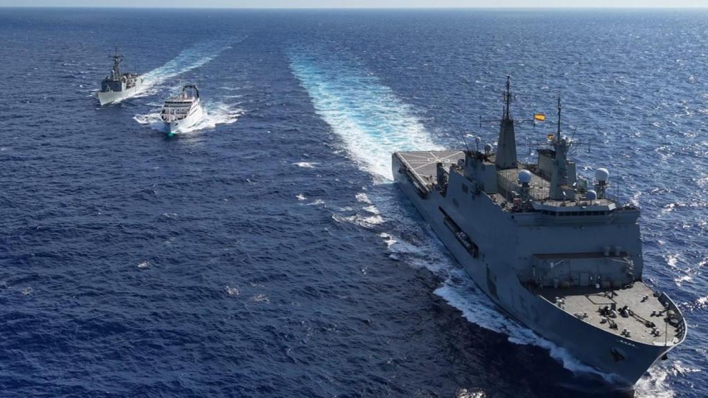 El buque de asalto anfibio tipo LPD Castilla en plena singladura.