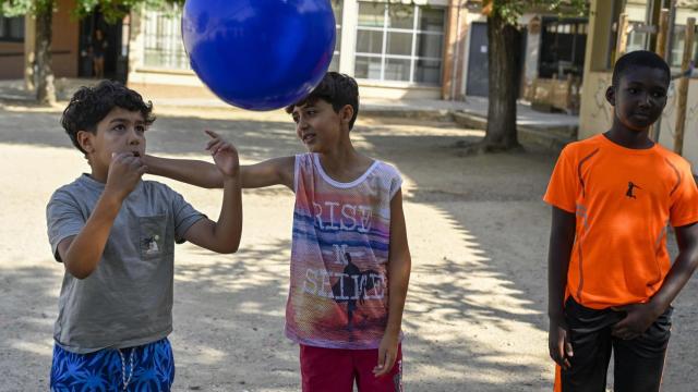 Tres niños beneficiarios del programa CaixaProinfancia.