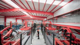 Un trabajador en las instalaciones de Estrella Galicia en Agrela, en A Coruña.