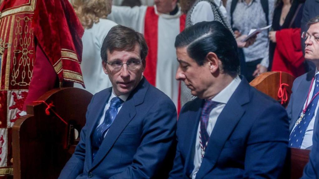 El alcalde de Madrid, José Luis Martínez-Almeida, junto a Borja Fanjul, actual presidente del Pleno.