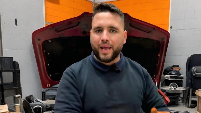 Imagen de Juan José, mecánico, desde su taller.