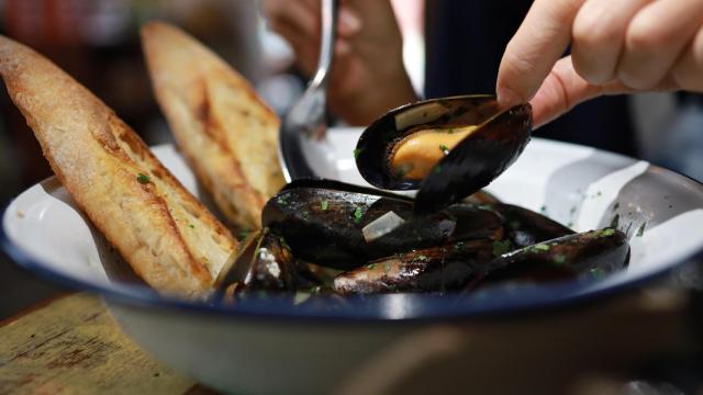 Comiendo mejillones.