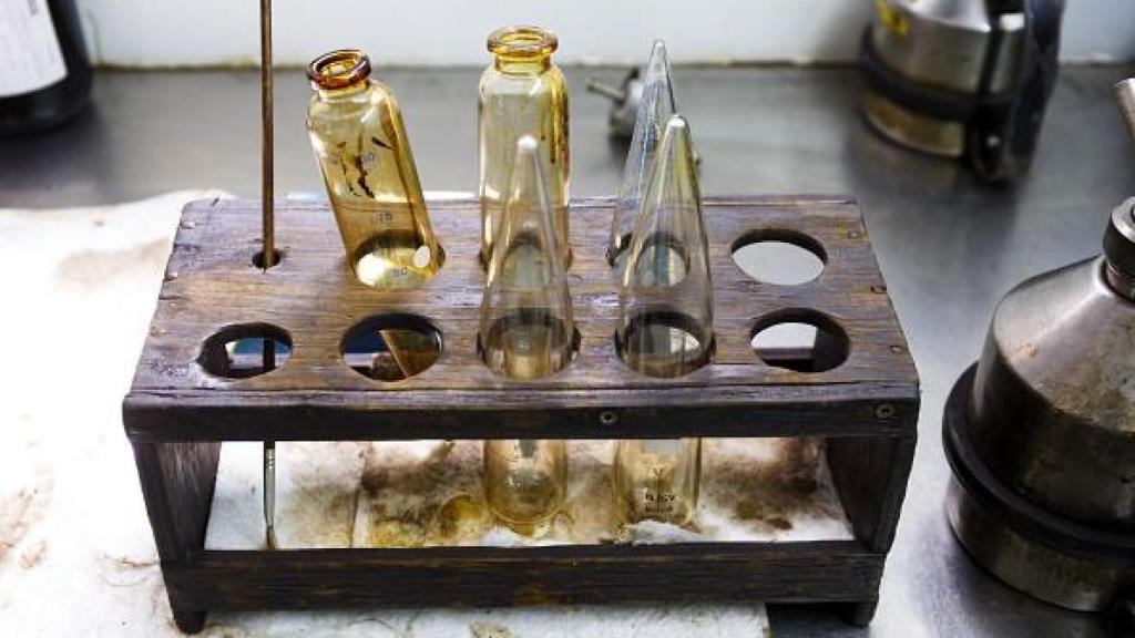 Tubos de ensayo, tras las pruebas de muestras de petróleo en Casablanca, operada por Repsol SA.