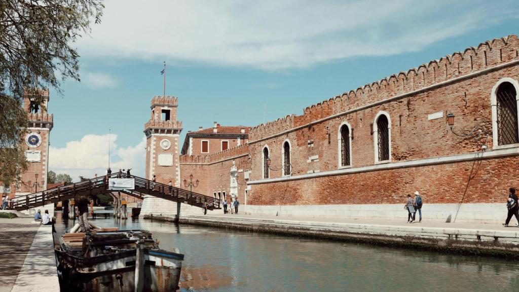 El Arsenale de Venecia es un complejo de casi 48 hectáreas rodeado por muros.