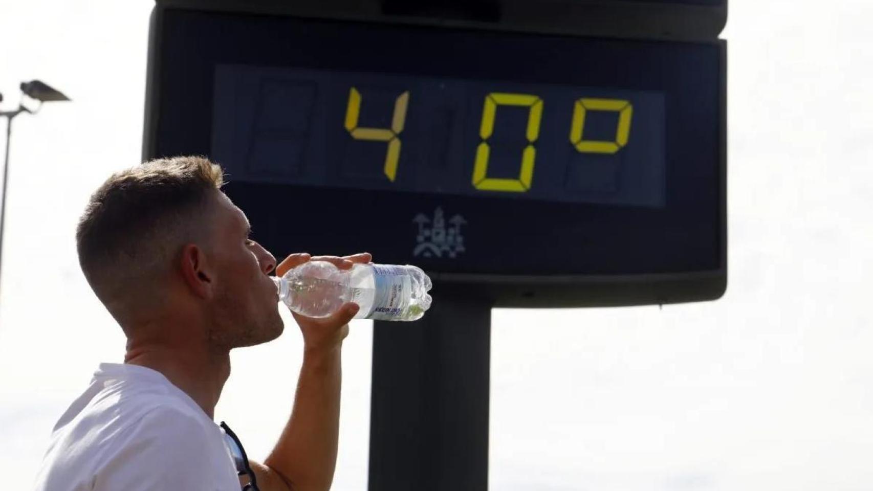Un termómetro marcando una temperatura de 40 grados.