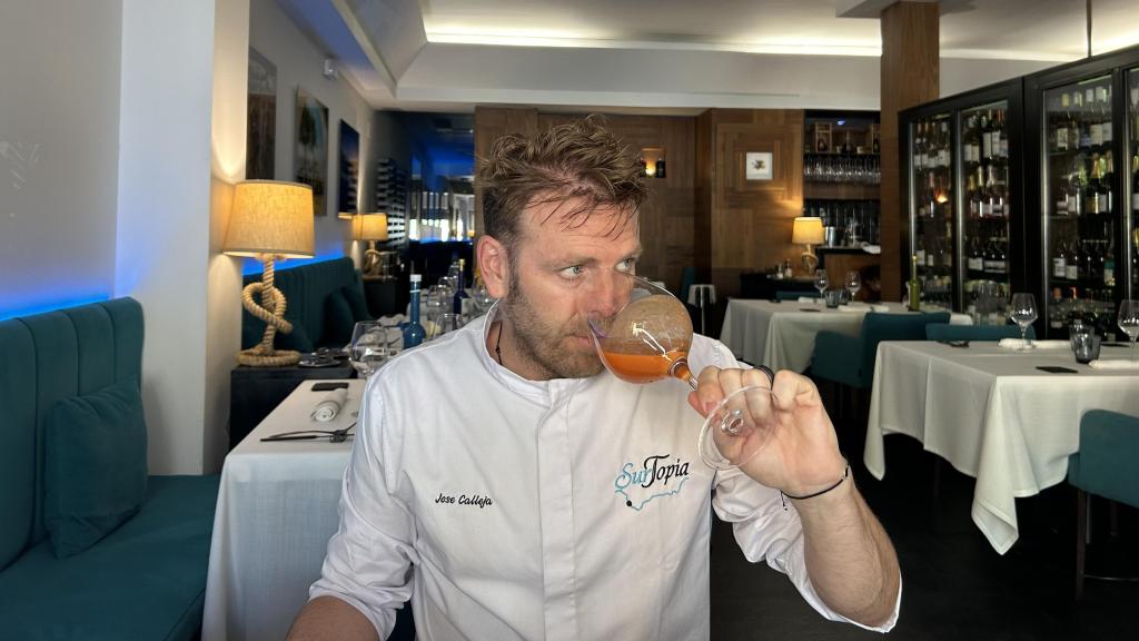 Jose Calleja oliendo el gazpacho de Mercadona.