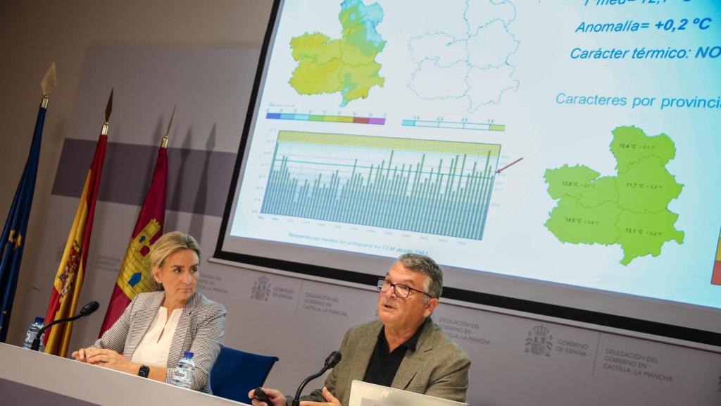 Luis María Bañón junto a la delegada del Gobierno en la región, Milagros Tolón.