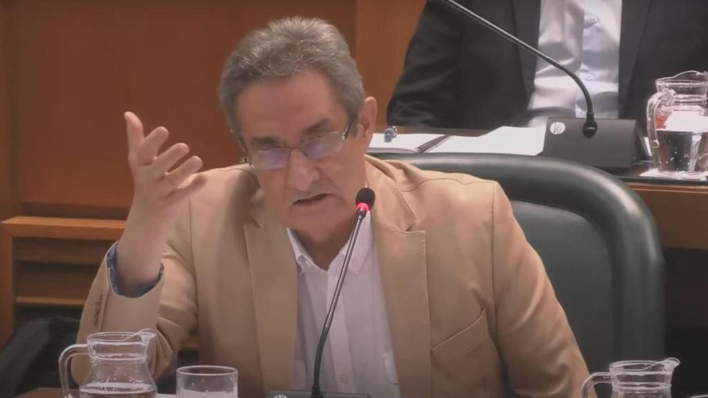 Julio Calvo, portavoz de Vox, durante el pleno celebrado este jueves en Zaragoza.