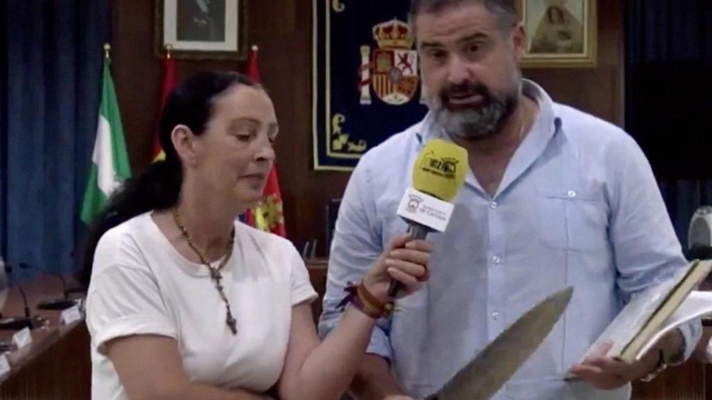 El alcalde Cartaya explica con un cuchillo en la mano su postura sobre un atraco en su localidad.