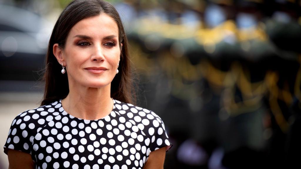 La reina Letizia con vestido del diseñador José Hidalgo durante su visita oficial a Angola en febrero de 2023.