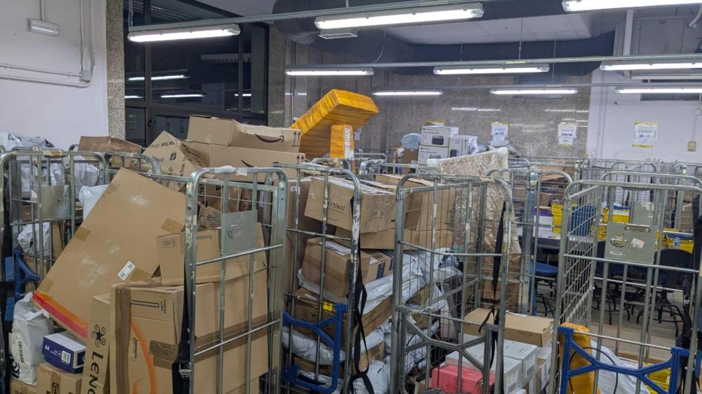 Paquetes sin enviar en la oficina de Correos de la estación de tren de A Coruña