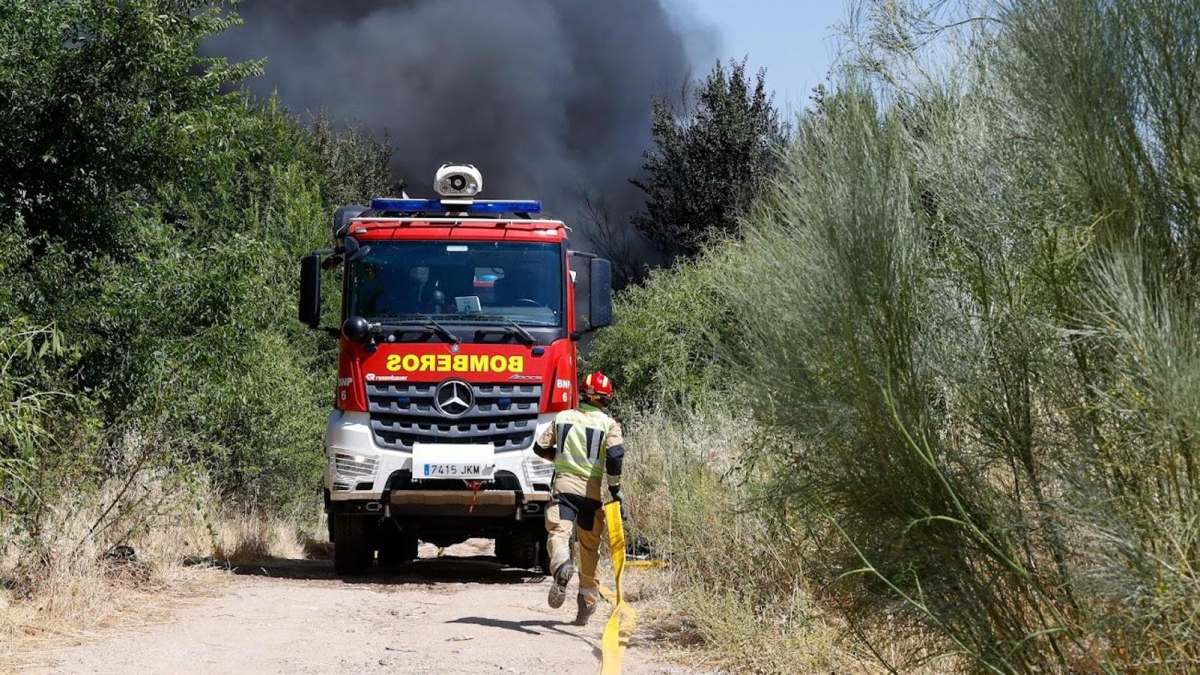 Un incendio en el Cerro de los Palos de Toledo genera una enorme columna de humo negro