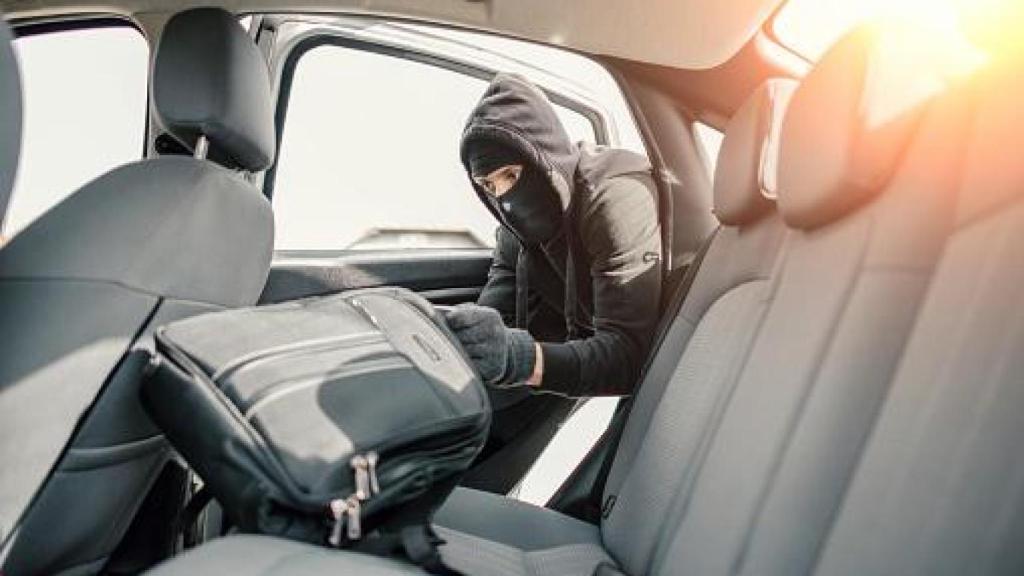 Imagen de robo en un coche.