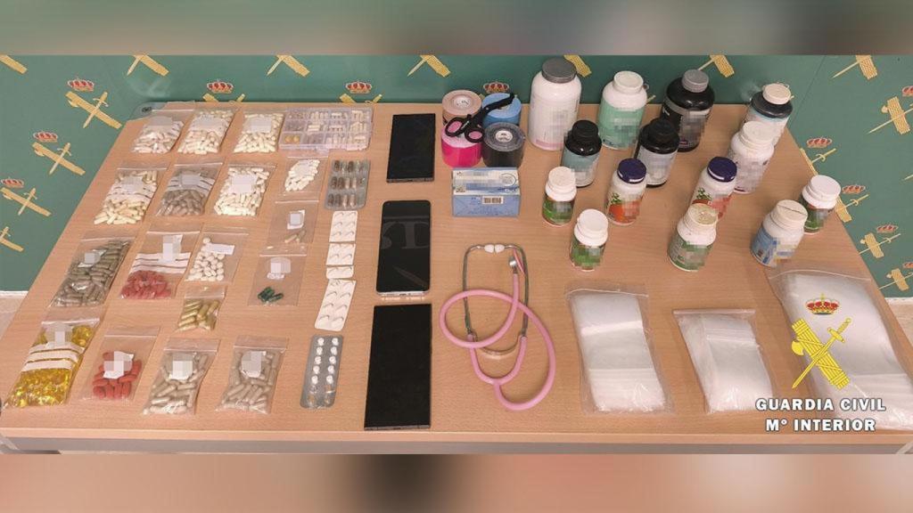 Material intervenido a la falsa doctora por la Guardia Civil.