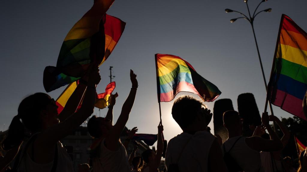 Varias personas con banderas LGTBI